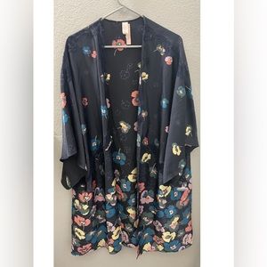 VICTORIA'S SECRET SOFT SATIN FLORAL DETAILED MULTICOLOR KIMONO ROBE MEDIUM/LARGE